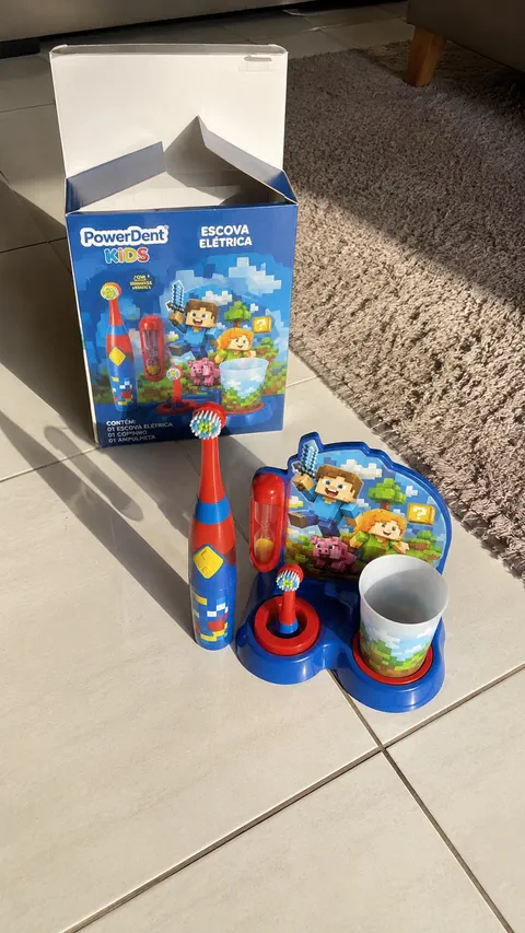 Kit azul e vermelho montado ao lado da caixa do produto aberta, apoiado no piso